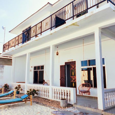 לינה וארוחת בוקר נונגווי Raha House מראה חיצוני תמונה