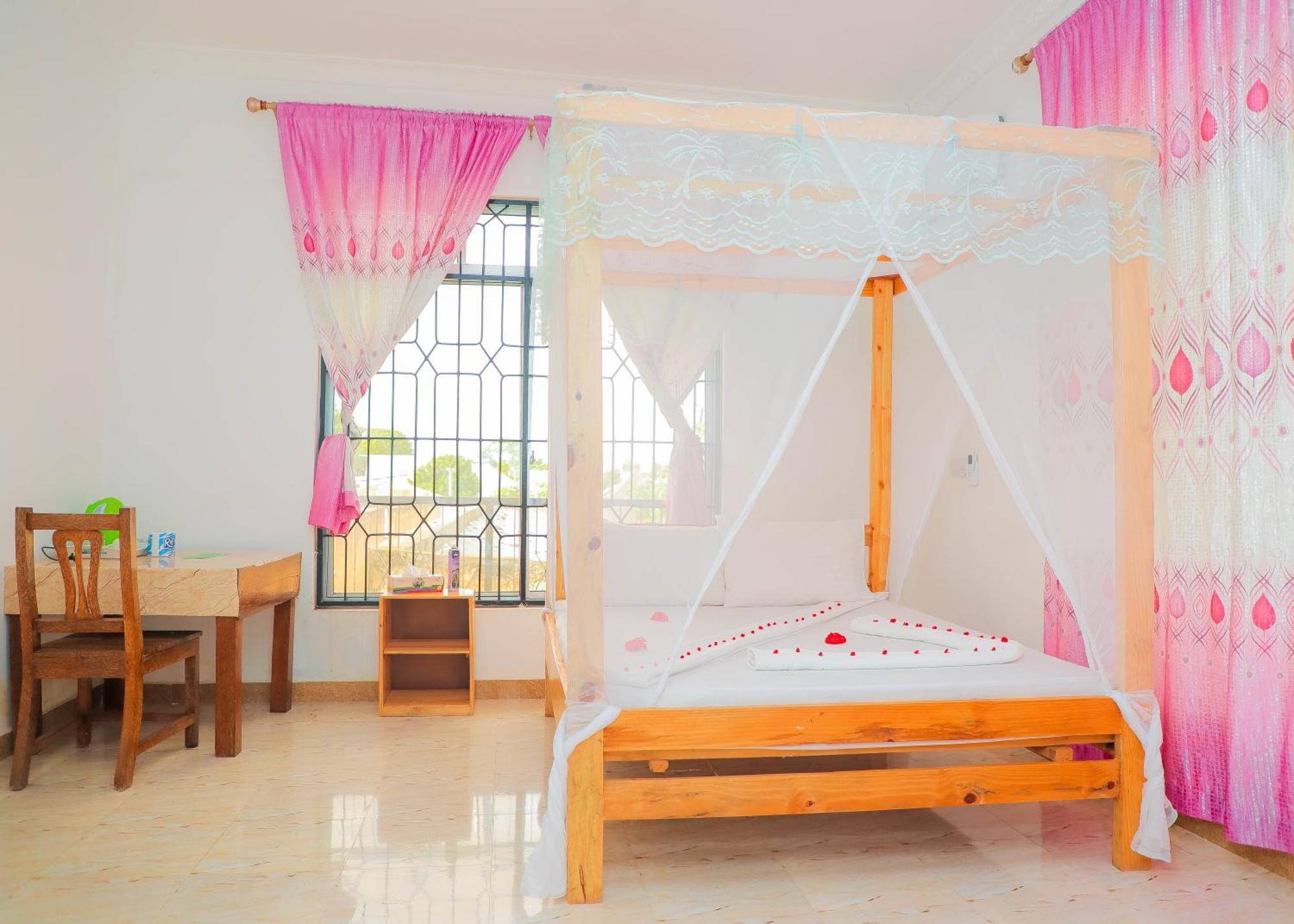 לינה וארוחת בוקר נונגווי Raha House מראה חיצוני תמונה