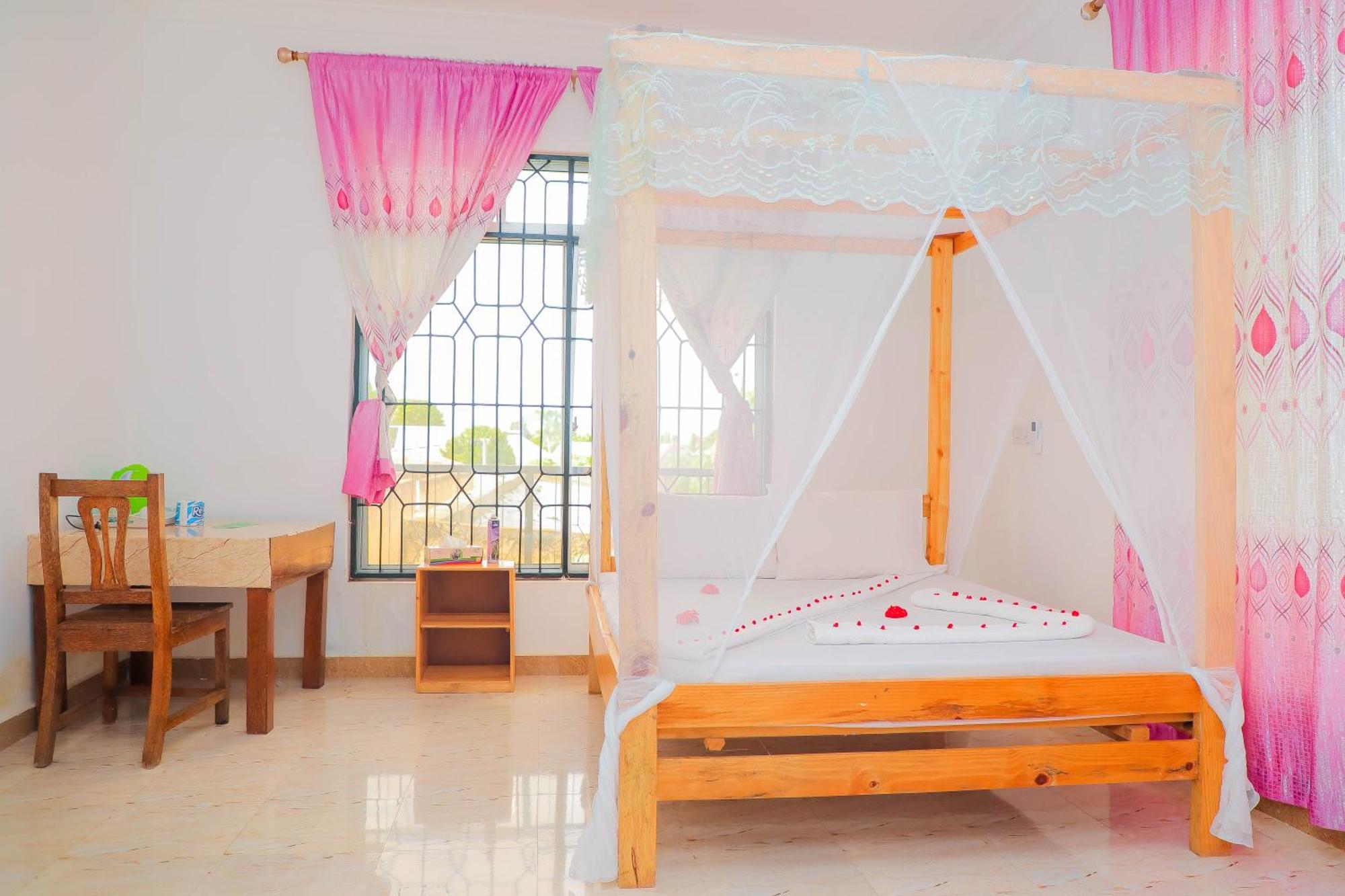 לינה וארוחת בוקר נונגווי Raha House מראה חיצוני תמונה