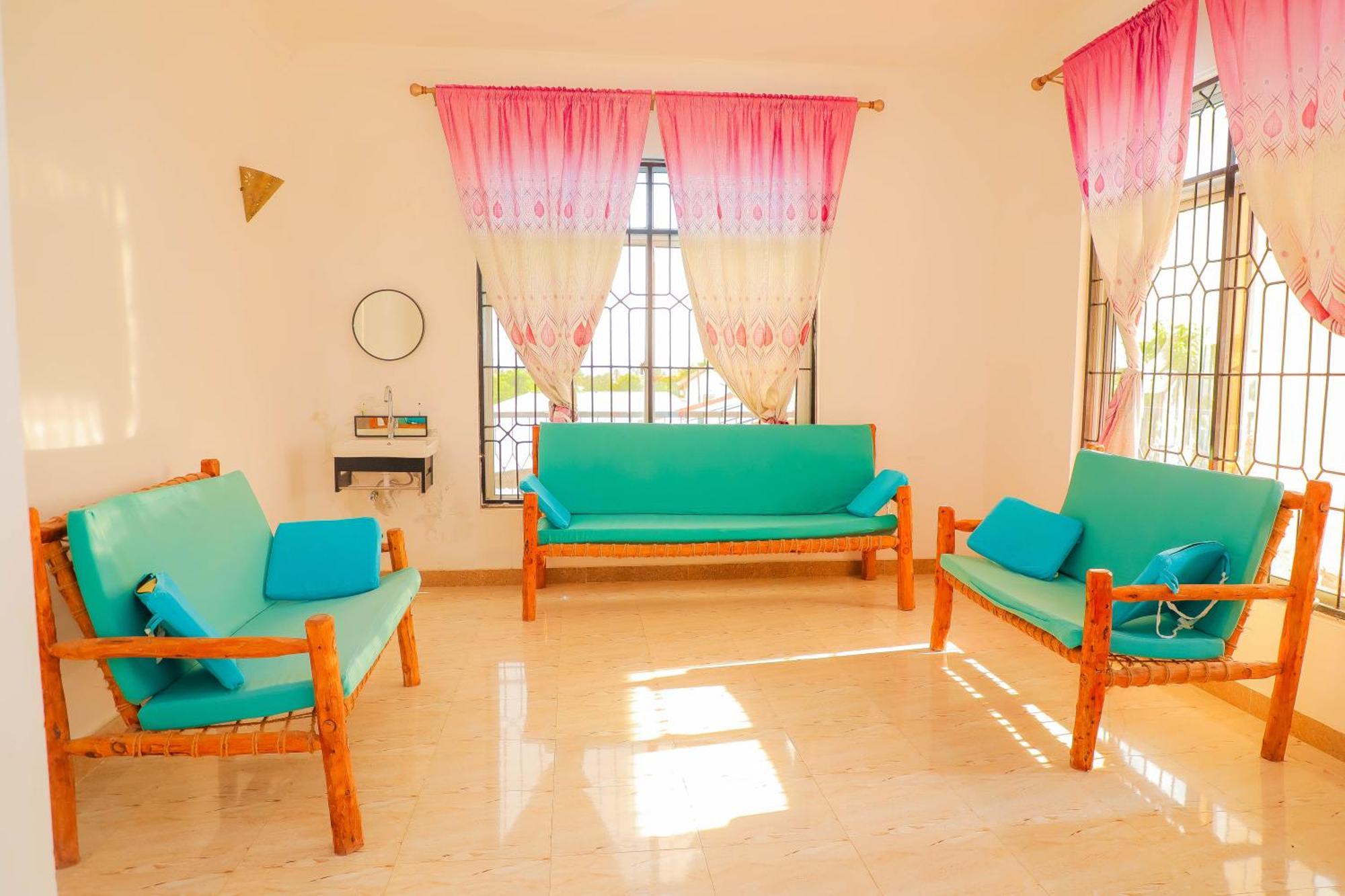 לינה וארוחת בוקר נונגווי Raha House מראה חיצוני תמונה