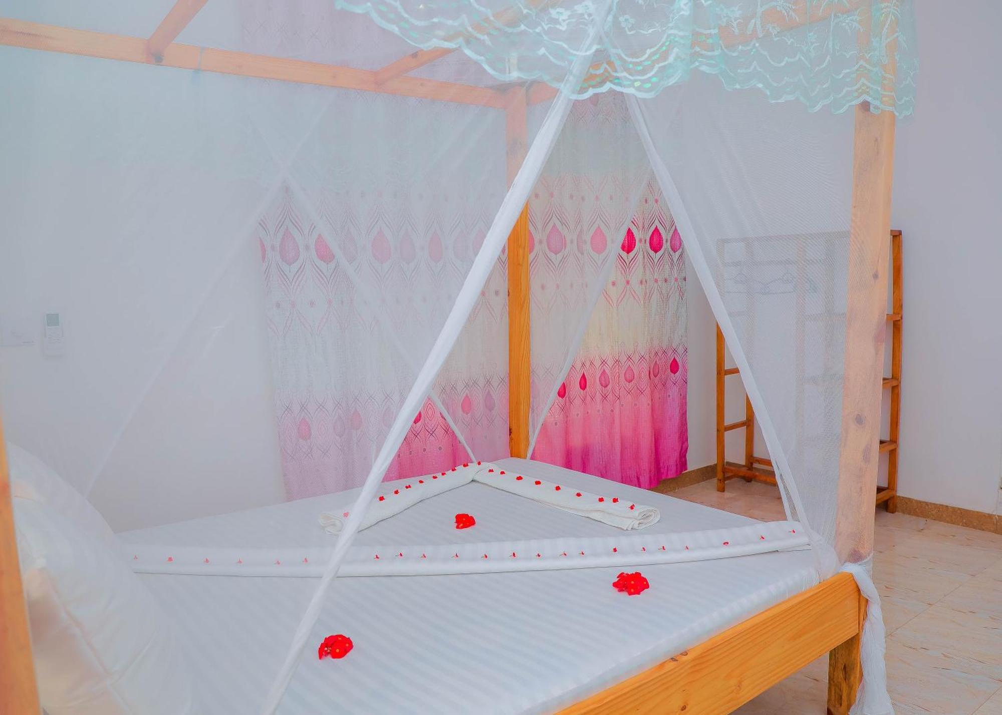 לינה וארוחת בוקר נונגווי Raha House מראה חיצוני תמונה