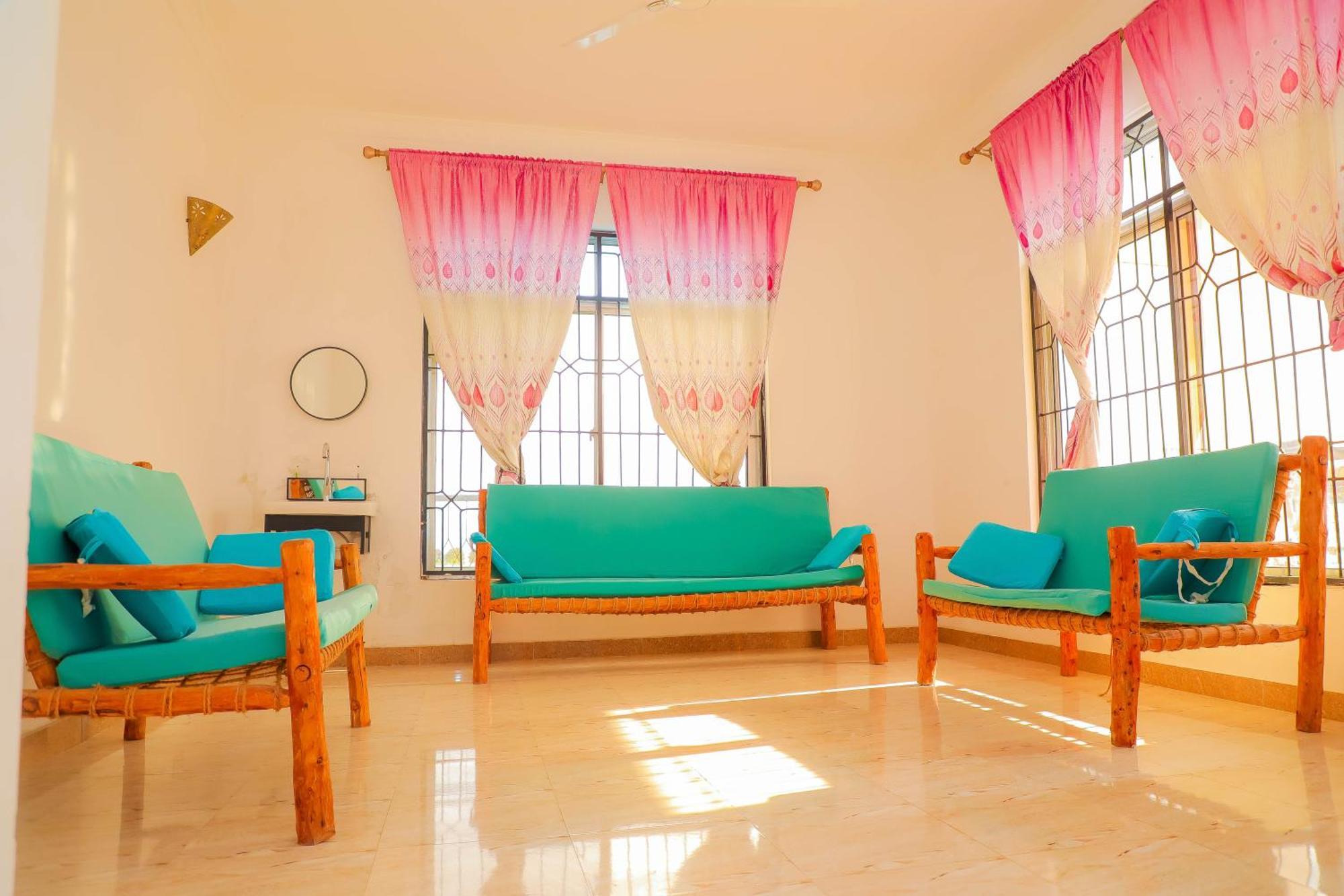 לינה וארוחת בוקר נונגווי Raha House מראה חיצוני תמונה