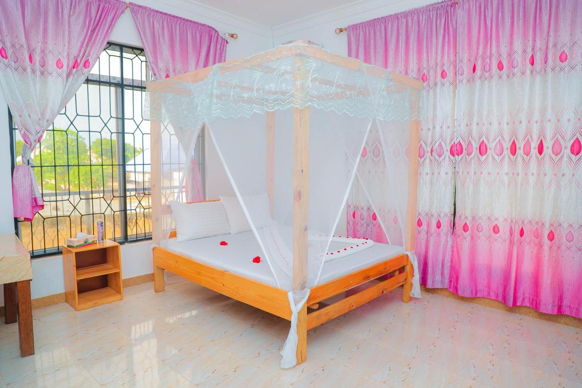 לינה וארוחת בוקר נונגווי Raha House מראה חיצוני תמונה