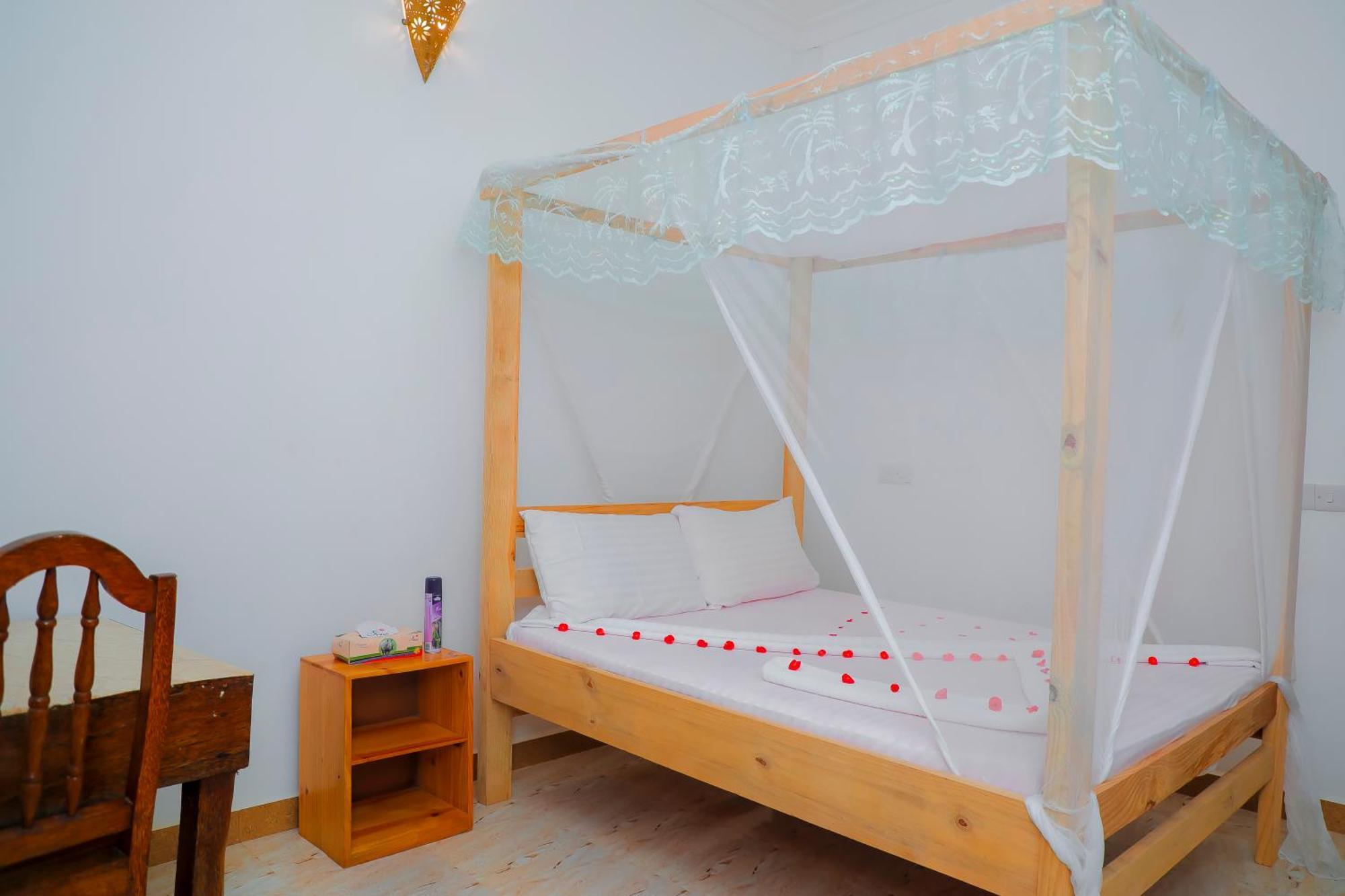 לינה וארוחת בוקר נונגווי Raha House מראה חיצוני תמונה